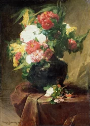 Pioner i en vas på ett draperat bord. 1895
